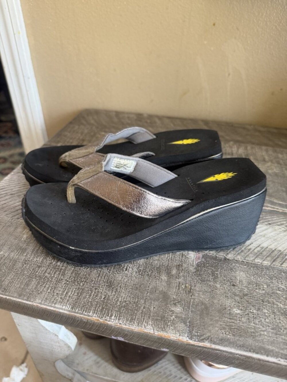 Volatile Wedge Heel Thong Flip Flops Women’s Size 6 Silver